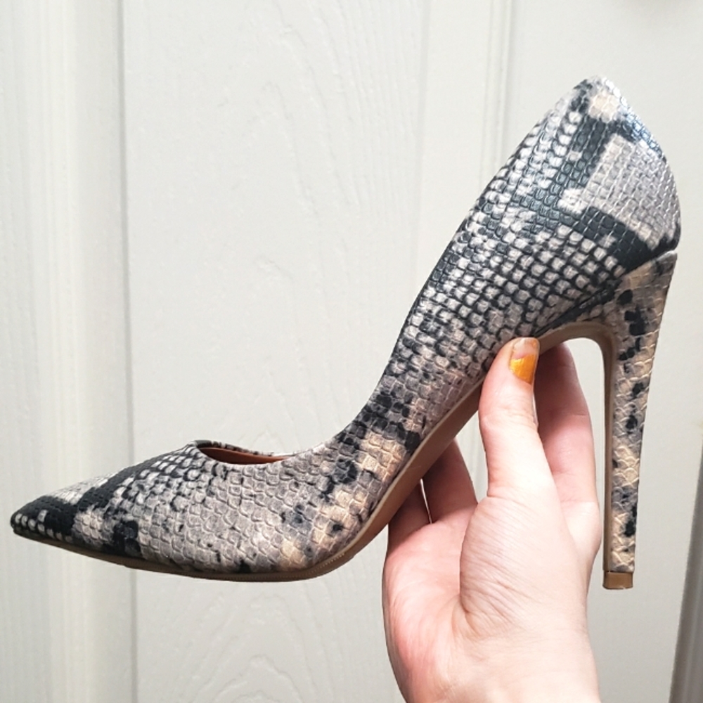 Shoes size 7.5